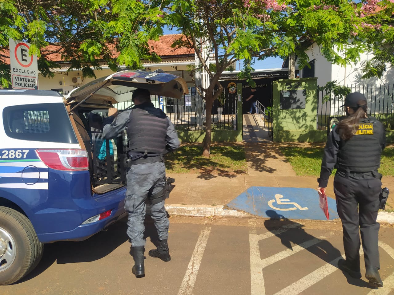 Momento em que o suspeito chegava na Delegacia de Pol&iacute;cia - Foto: Jornal da Nova